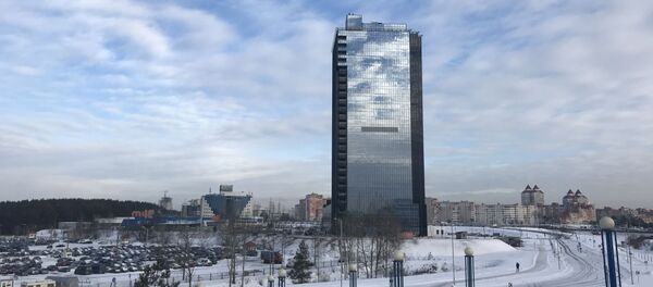 Высотка с медиафасадом встречает гостей Минска, въезжающих со стороны аэропорта - Sputnik Беларусь