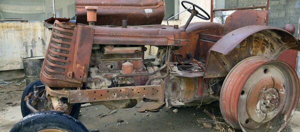 Трактор Беларус на территории Кабульского политехнического института - Sputnik Беларусь