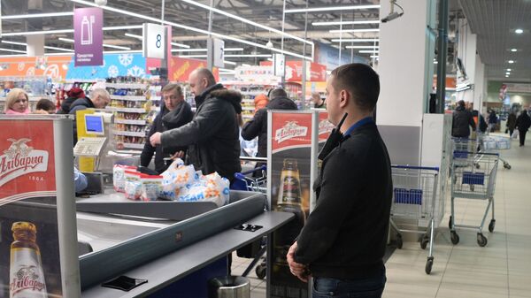Охранник наметанным глазом сразу выделяет среди покупателей тех, кто пытается схитрить - Sputnik Беларусь
