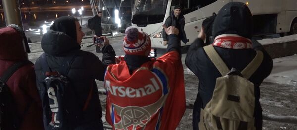 Болельщики Арсенала встретили футболистов любимой команды в лобби отеля Болельщики Арсенала встретили футболистов любимой команды в лобби отеля - Sputnik Беларусь