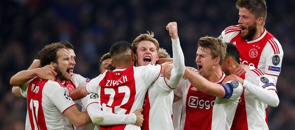 Футболисты Реала празднуют победу над Аяксом - Sputnik Беларусь