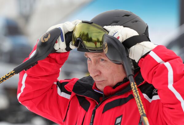 Президент РФ Владимир Путин во время катания на лыжах в Сочи - Sputnik Беларусь