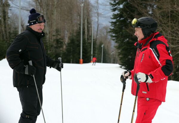 Президент Беларуси Александр Лукашенко и президент РФ Владимир Путин во время катания на лыжах в Сочи - Sputnik Беларусь
