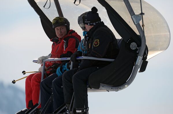 Президент РФ Владимир Путин и президент Беларуси Александр Лукашенко с сыном Николаем во время катания на лыжах - Sputnik Беларусь