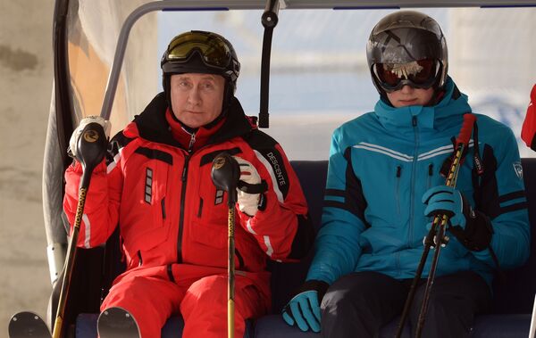 Владимир Путин и сын президента Беларуси Николай во время катания на лыжах - Sputnik Беларусь