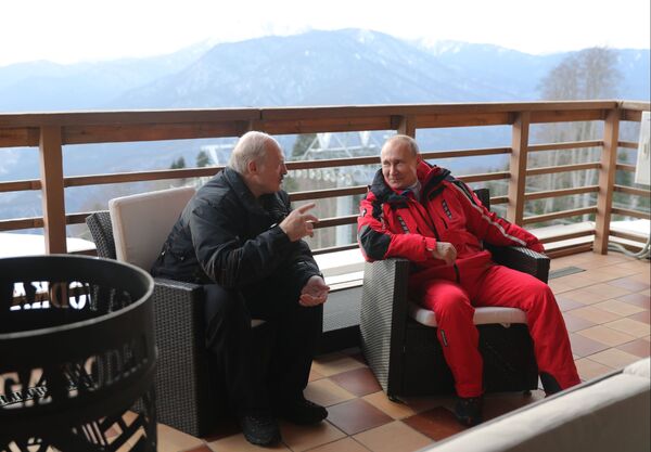 Президент РФ Владимир Путин и президент Беларуси Александр Лукашенко общаются после катания на лыжах - Sputnik Беларусь