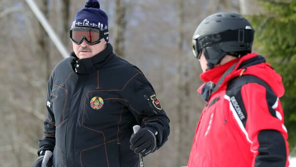 Президент РФ Владимир Путин и президент Беларуси Александр Лукашенко во время катания на лыжах - Sputnik Беларусь