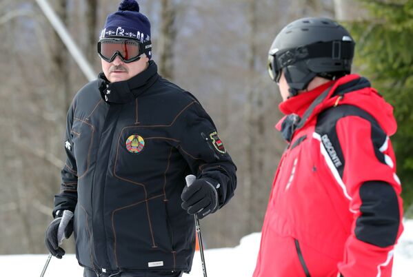 Президент РФ Владимир Путин и президент Беларуси Александр Лукашенко во время катания на лыжах - Sputnik Беларусь