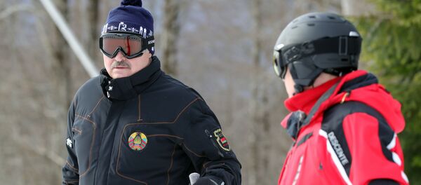 Президент РФ Владимир Путин и президент Беларуси Александр Лукашенко во время катания на лыжах - Sputnik Беларусь