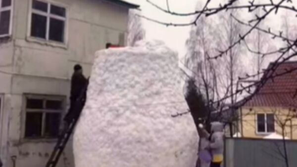 Відэафакт: дзевяціметровага снегавіка зляпілі ў Жлобіне - Sputnik Беларусь