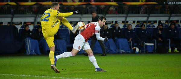 Футболист БАТЭ Игорь Стасевич и футболист Арсенала Генрих Мхитарян - Sputnik Беларусь