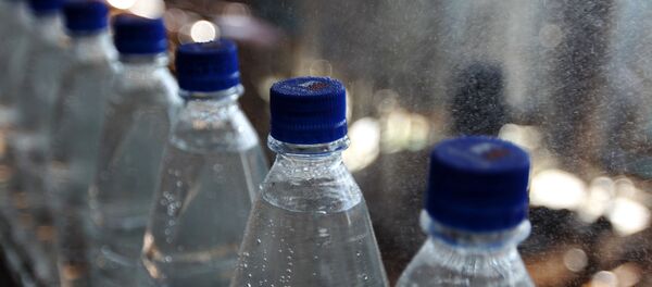 Бутылки с минеральной водой на транспортировочной ленте  - Sputnik Беларусь