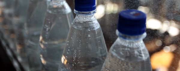 Бутылки с минеральной водой на транспортировочной ленте Бутылки с минеральной водой на транспортировочной ленте - Sputnik Беларусь