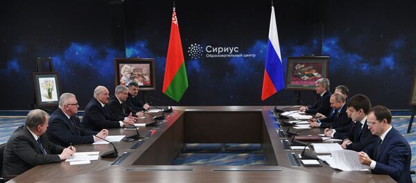 Президент РФ Владимир Путин и президент Беларуси Александр Лукашенко во время встречи в образовательном центре Сириус в Сочи - Sputnik Беларусь
