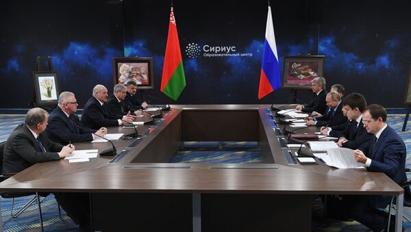 Президент РФ Владимир Путин и президент Беларуси Александр Лукашенко во время встречи в образовательном центре Сириус в Сочи - Sputnik Беларусь