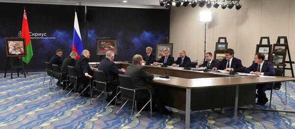 Прэзідэнт РФ Уладзімір Пуцін падчас сустрэчы з прэзідэнтам Беларусі Аляксандрам Лукашэнкам у адукацыйным цэнтры Сірыус Прэзідэнт РФ Уладзімір Пуцін падчас сустрэчы з прэзідэнтам Беларусі Аляксандрам Лукашэнкам у адукацыйным цэнтры Сірыус - Sputnik Беларусь