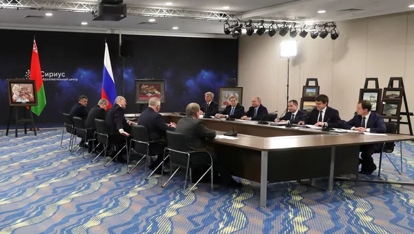 Президент РФ Владимир Путин во время встречи с президентом Беларуси Александром Лукашенко в образовательном центре Сириус - Sputnik Беларусь