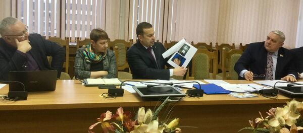 Начальник ГУБОПиК демонстрирует экспертам и депутатам фотографии запротоколированных неонацистов с татуироваками Начальник ГУБОПиК демонстрирует экспертам и депутатам фотографии запротоколированных неонацистов с татуироваками - Sputnik Беларусь