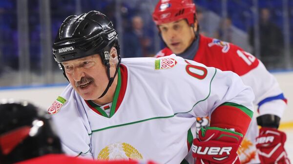 Президент Беларуси Александр Лукашенко во время тренировочной игры в хоккей в ледовом дворце Шайба в Сочи - Sputnik Беларусь
