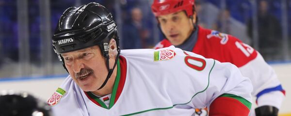 Президент Беларуси Александр Лукашенко во время тренировочной игры в хоккей в ледовом дворце Шайба в Сочи - Sputnik Беларусь