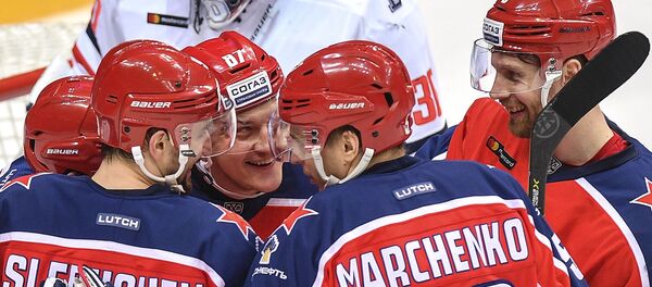 Игроки ПХК ЦСКА радуются забитой шайбе - Sputnik Беларусь
