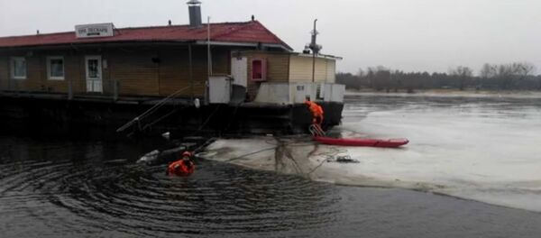 Баржу-бар с людьми унесло от берега на Припяти - видео Баржу-бар с людьми унесло от берега на Припяти - видео - Sputnik Беларусь
