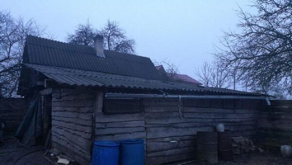 Дом в Вороновском районе, где было обнаружено около пяти тонн самогонной браги - Sputnik Беларусь