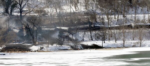 Разлив неочищенной нефти произошел в результате схода с рельсов поезда в Канаде - Sputnik Беларусь