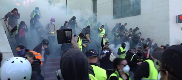 Снова беспорядки, снова газ: уик-энд желтых жилетов в Париже Снова беспорядки, снова газ: уик-энд желтых жилетов в Париже - Sputnik Беларусь