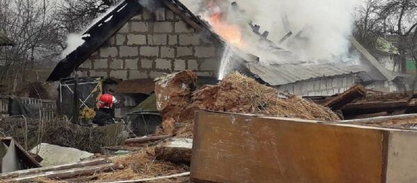 Водитель МЧС в свой выходной спас соседку во время пожара - Sputnik Беларусь