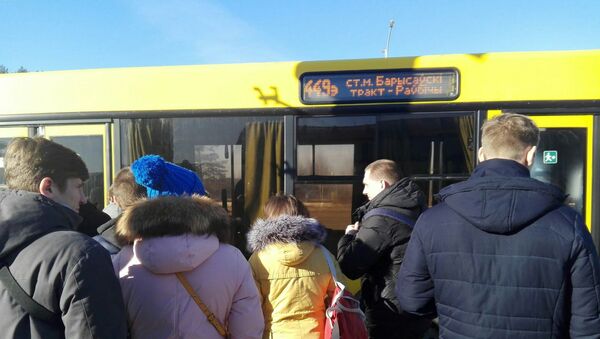 Болельщики на специальных автобусах едут в Раубичи - Sputnik Беларусь