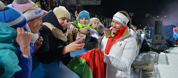 Дарья Домрачева раздает автографы после Гонки легенд - Sputnik Беларусь