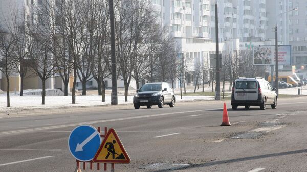 Едва подтает снег, городские дороги покрываются заплатами ямочного ремонта - Sputnik Беларусь
