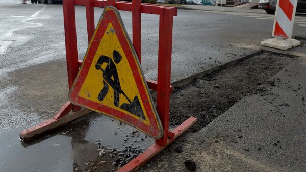 Ямочные ремонты дорог идут по всему городу, практически без выходных - Sputnik Беларусь