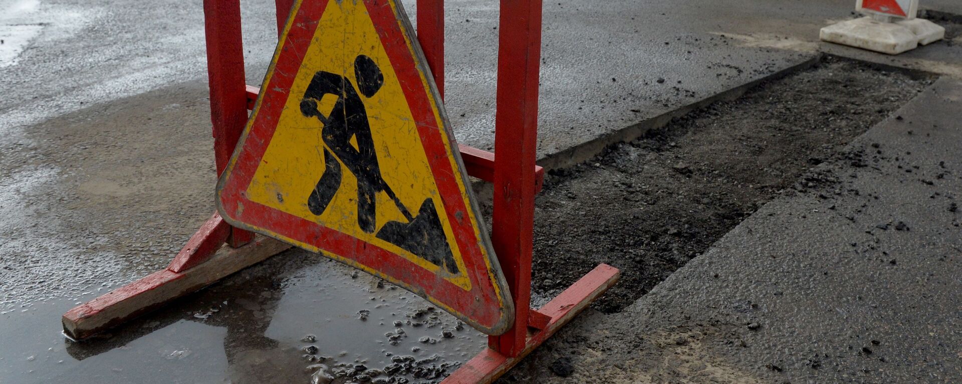 Ямочные ремонты дорог идут по всему городу, практически без выходных - Sputnik Беларусь, 1920, 19.02.2019