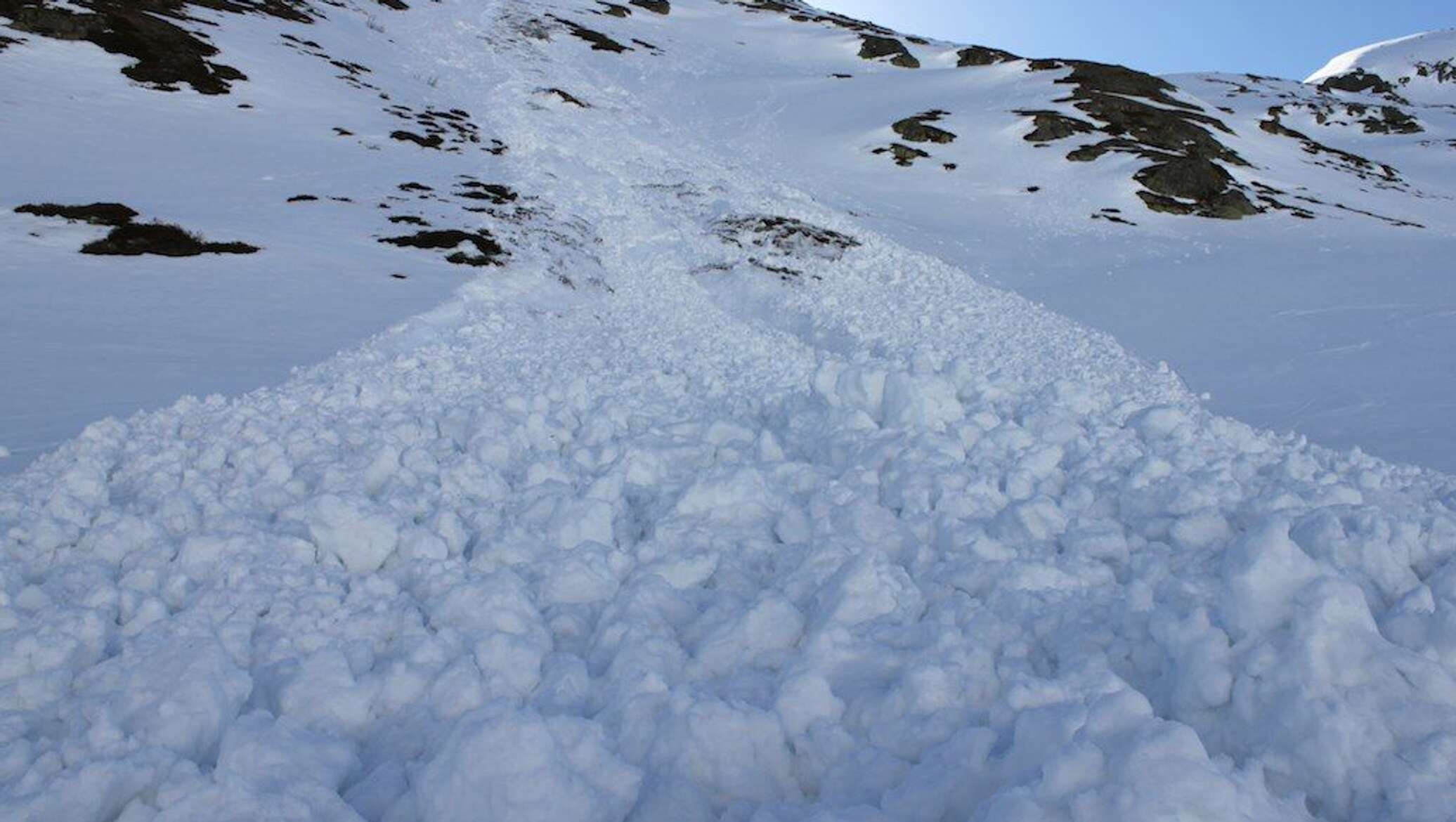 Лавина камней. Оползень на аляске. Лавина из грязи и камней 4. Камень скатился с горы. Лавина в хибинах.