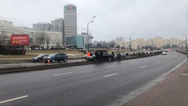 Авария на Победителей: автомобиль снес десять метров забора - Sputnik Беларусь
