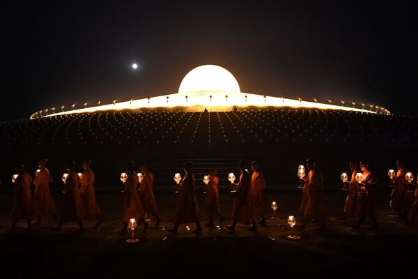 Будыйскі храм Ват Пхра Дхаммакая на фоне месяца ў Тайландзе. - Sputnik Беларусь