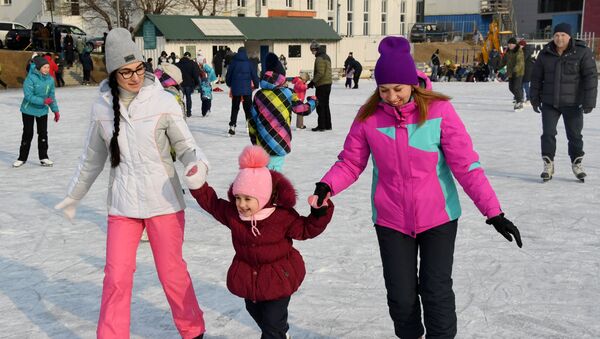 Семья катается на коньках - Sputnik Беларусь