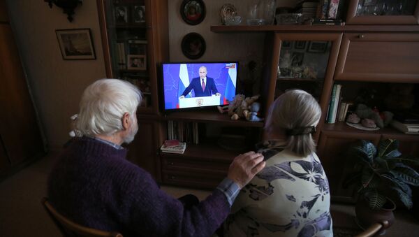 Жители Волгограда смотрят трансляцию ежегодного послания президента РФ Владимира Путина - Sputnik Беларусь