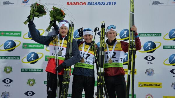 Призеры мужской индивидуальной гонки слева направо: норвежец Тарьей Бё (серебро), болгарин Красимир Анев (золото) и норвежец Эндре Сромсхейм (бронза) - Sputnik Беларусь