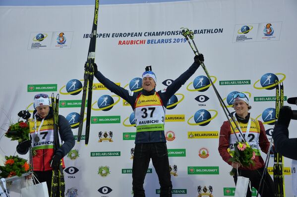 Болгарин Красимир Анев (в центре) радуется победе в мужской индивидуальной гонке на ЧЕ по биатлону - Sputnik Беларусь