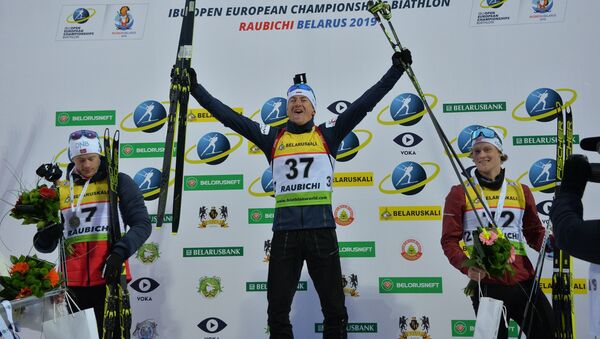 Болгарин Красимир Анев (в центре) радуется победе в мужской индивидуальной гонке на ЧЕ по биатлону - Sputnik Беларусь