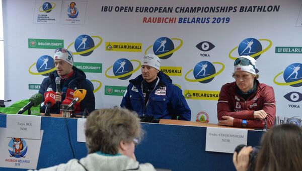 Призеры мужской индивидуальной гонки во время пресс-конференции - Sputnik Беларусь