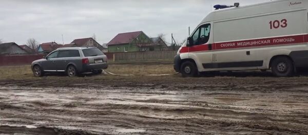 Водитель на Audi вытащил скорую из непролазной грязи Водитель на Audi вытащил скорую из непролазной грязи - Sputnik Беларусь