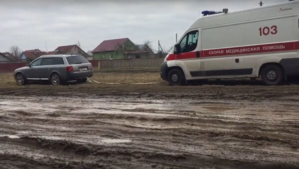 Водитель на Audi вытащил скорую из непролазной грязи - Sputnik Беларусь
