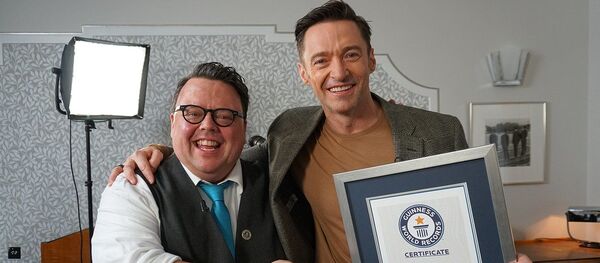 Хью ДЖекман с сертификатом - Sputnik Беларусь