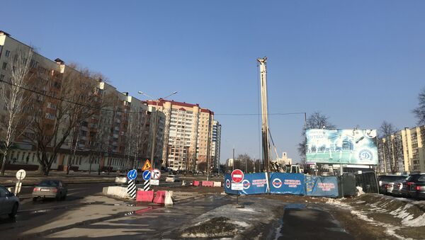 Местные жители уже и не могут точно вспомнить, когда на перекрестке улиц Жуковского и Воронянского появился забор с буквой М - Sputnik Беларусь
