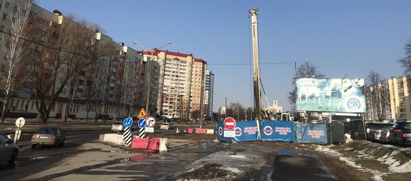 Местные жители уже и не могут точно вспомнить, когда на перекрестке улиц Жуковского и Воронянского появился забор с буквой М - Sputnik Беларусь