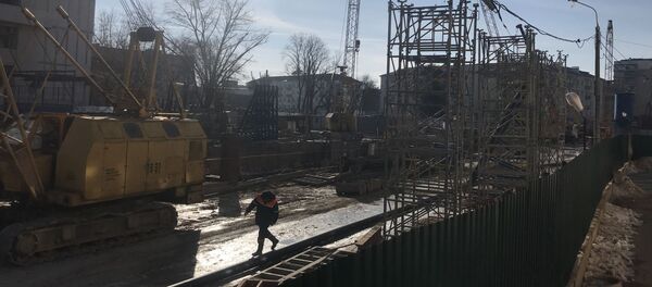 Жители окрестных домов, конечно, рады тому, что скоро станут жить возле метро, но признаются, что порядком устали от бесконечного строительного шума - Sputnik Беларусь